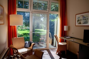 Minibar, caja de seguridad en la habitación y escritorio 