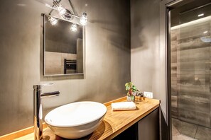 Douche, serviettes fournies