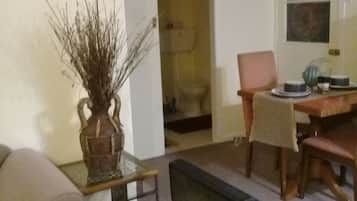 Comfort Cottage, 2 Bedrooms, Smoking, Refrigerator & Microwave | In-room dining