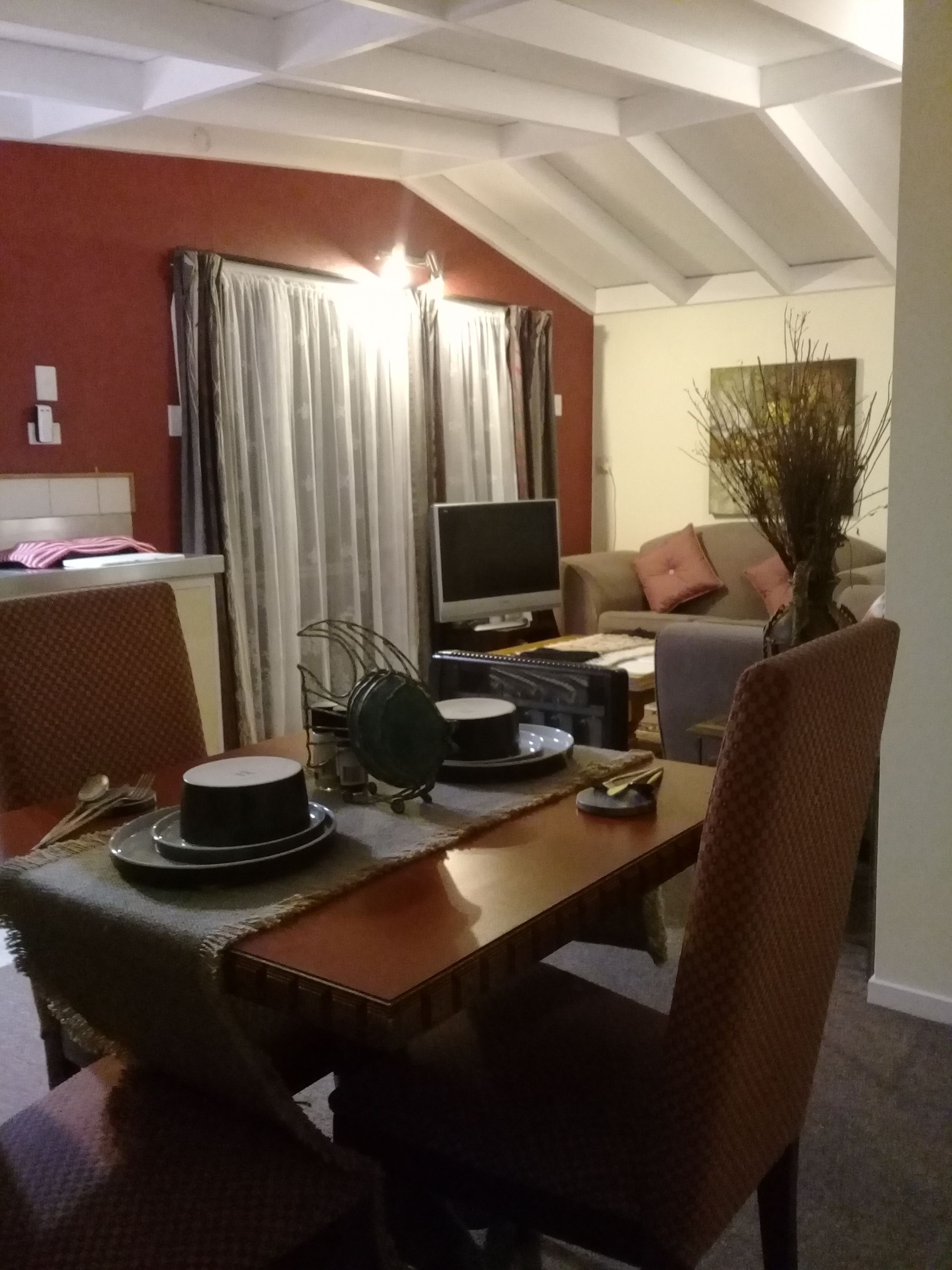 Cottage tiện nghi đơn giản, 2 phòng ngủ, hút thuốc, tủ lạnh & lò vi sóng | Khu vực ăn uống tại phòng