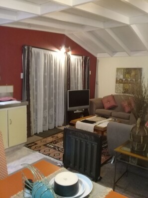 Comfort Cottage, 2 Bedrooms, Smoking, Refrigerator & Microwave | Living area | Flat-screen TV