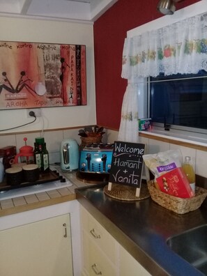 Comfort Cottage, 2 Bedrooms, Smoking, Refrigerator & Microwave | Private kitchen