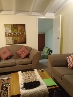 Comfort Cottage, 2 Bedrooms, Smoking, Refrigerator & Microwave | Living area