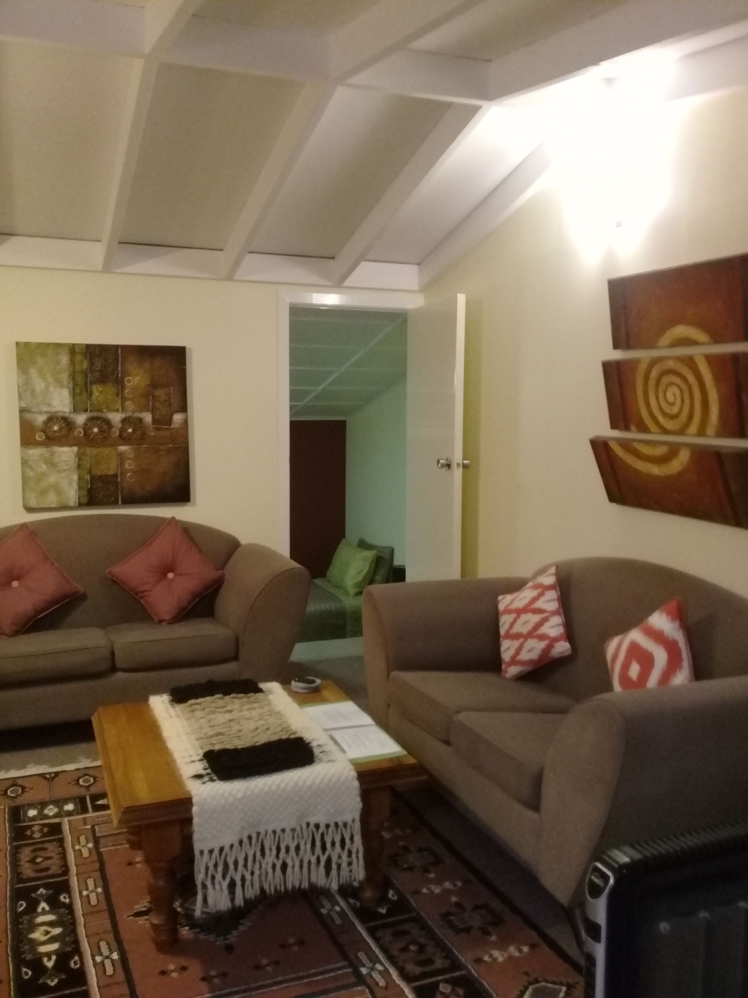 舒適平房, 2 間臥室, 吸煙房, 冰箱和微波爐 | 起居區 | 平面電視