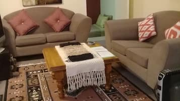 Comfort Cottage, 2 Bedrooms, Smoking, Refrigerator & Microwave | Living area | Flat-screen TV