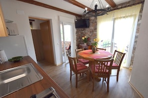 Appartement, 2 chambres (732) | Aire de séjour | Téléviseur à écran plat