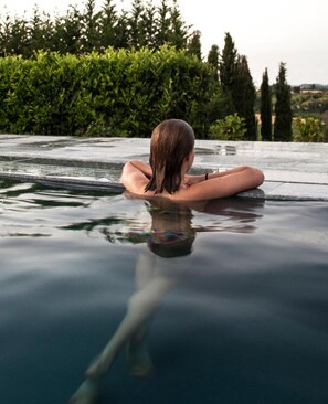 季节性开放的室外游泳池，10:00 至 19:00 开放，池畔遮阳伞，日光浴躺椅