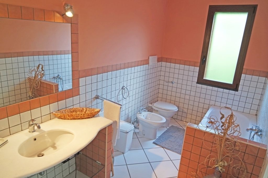 Une salle de bain équipée d’un lavabo, de toilettes, d’un bidet et d’une baignoire.