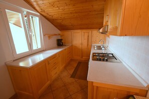 Apartment, 2 Schlafzimmer (630) | Eigene Küche | Kühlschrank, Ofen, Herdplatte, Wasserkocher mit Kaffee-/Teezubehör