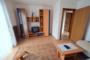 Apartment, 2 Bedrooms (629) | Living room | TV