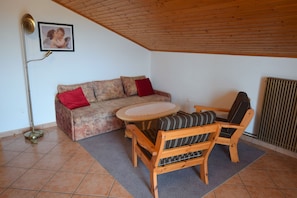 Appartement, 2 chambres (630) | Salle de séjour | Téléviseur