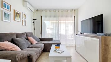 Apartamento, 1 habitación (4 pax) | Zona de estar | Una televisión de pantalla plana