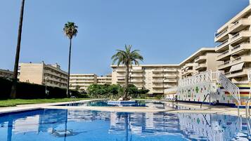 Una piscina al aire libre