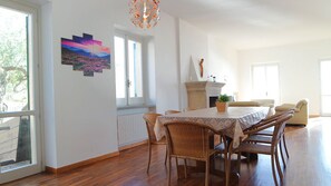 Villa, 5 chambres | Restauration dans la chambre
