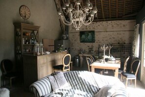 Breakfast and dinner served, local cuisine - Chambres d'Hôtes Le Mouton (Blaison-Saint-Sulpice)