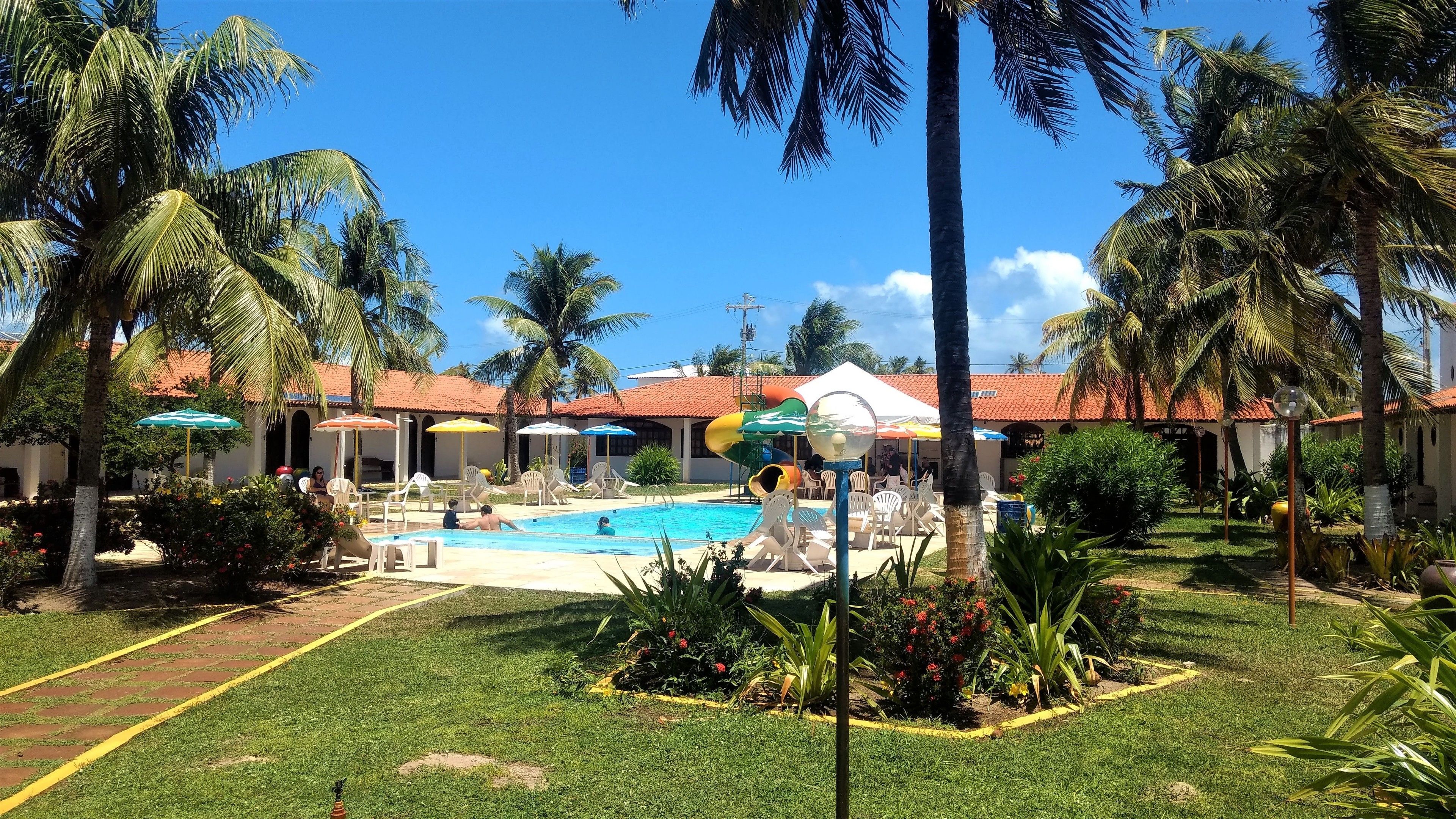 Piscina interna, piscina externa, guarda-sóis, espreguiçadeiras
