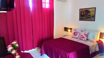 Suíte standard, 1 cama de casal, acessível, vista para o jardim | 1 quarto, frigobar, cofres nos quartos, individualmente decorados
