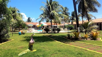 Piscina interna, piscina externa, guarda-sóis, espreguiçadeiras