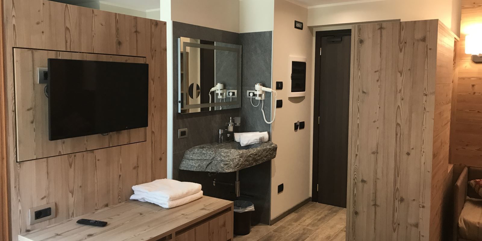 suite (with sauna) | bathroom | shower, free toiletries, hair dryer, bidet