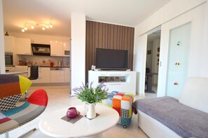 102-cm Smart TV with digital channels, TV - Apartment Acija (Malinska-Dubasnica)