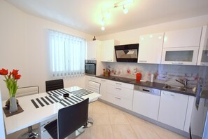 Full-sized fridge, microwave, oven, stovetop - Apartment Acija (Malinska-Dubasnica)