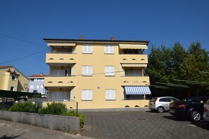 Property grounds - Apartment Acija (Malinska-Dubasnica)
