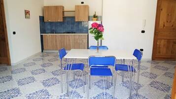 Apartment, 2 Schlafzimmer | Essbereich im Zimmer