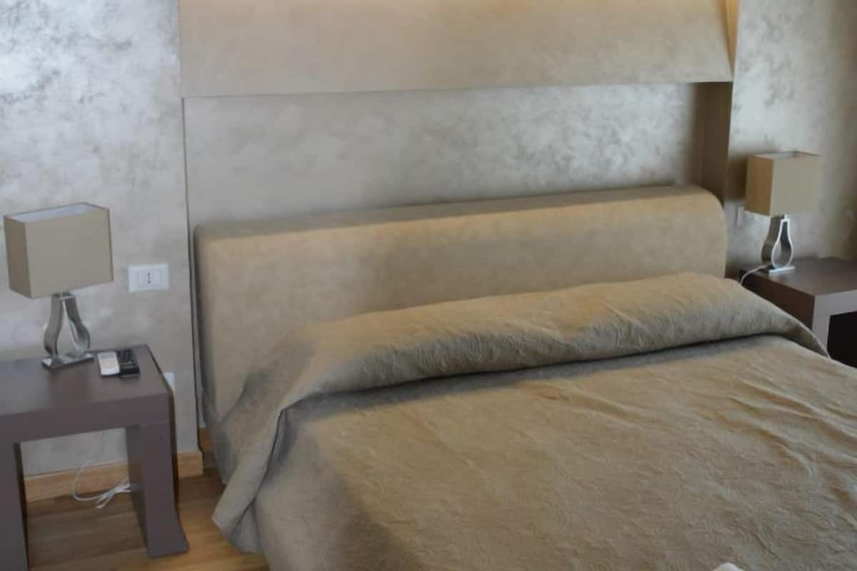 Double Room | Desk, laptop workspace, free cribs/infant beds, free WiFi