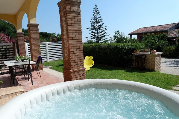 Bain à remous extérieur