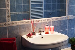 Apartment, 2 Bedrooms | Bilik Mandi | Pancuran mandi, bidet, tuala disediakan 