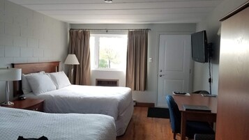 Quarto econômico, 2 camas de casal, acessível, para não fumantes | 1 quarto, escrivaninha, Wi-Fi de cortesia, roupa de cama
