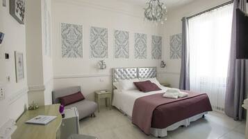 Chambre Deluxe double ou avec lits jumeaux | Coffre-fort, décor unique, ameublement unique, bureau