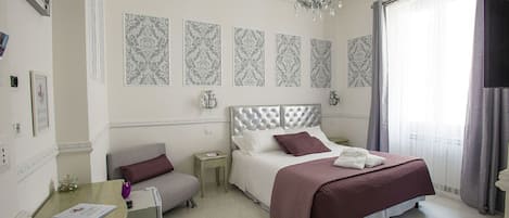 Camera Deluxe con letto matrimoniale o 2 letti singoli | Una cassaforte in camera, con stile personalizzato