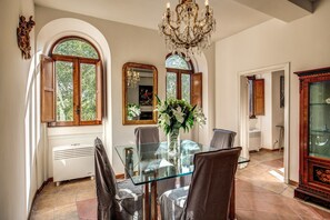 Appartement, 2 chambres | Restauration dans la chambre