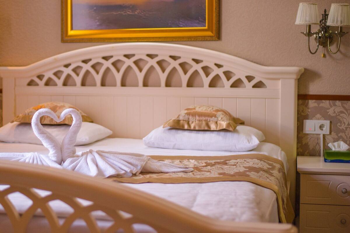 Deluxe tweepersoonskamer, 1 kingsize bed, niet-roken | Een kluis op de kamer, gratis wifi, individueel gedecoreerd, beddengoed
