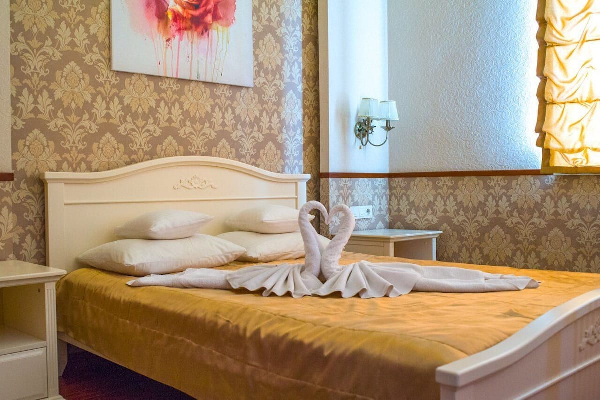 Doppia Comfort, 1 letto queen, non fumatori, vista cortile | Una cassaforte in camera, con stile personalizzato, Wi-Fi gratuito
