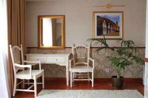 Kahden hengen junior-huone, 1 keskisuuri parisänky, tupakointi kielletty, vuoristonäköala | Tallelokero huoneessa, yksilöllisesti sisustettu, ilmainen Wi-Fi