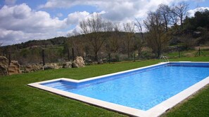 Outdoor pool, open 9:00 AM to midnight, pool umbrellas, sun loungers - Casa Rural Masia Rovira (Pinell de Solsones)