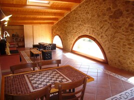 Full-size fridge, microwave, oven, stovetop