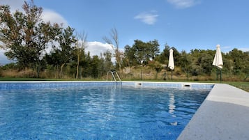 Piscina a l'aire lliure (horari: 09:00-00:00), para-sols i gandules