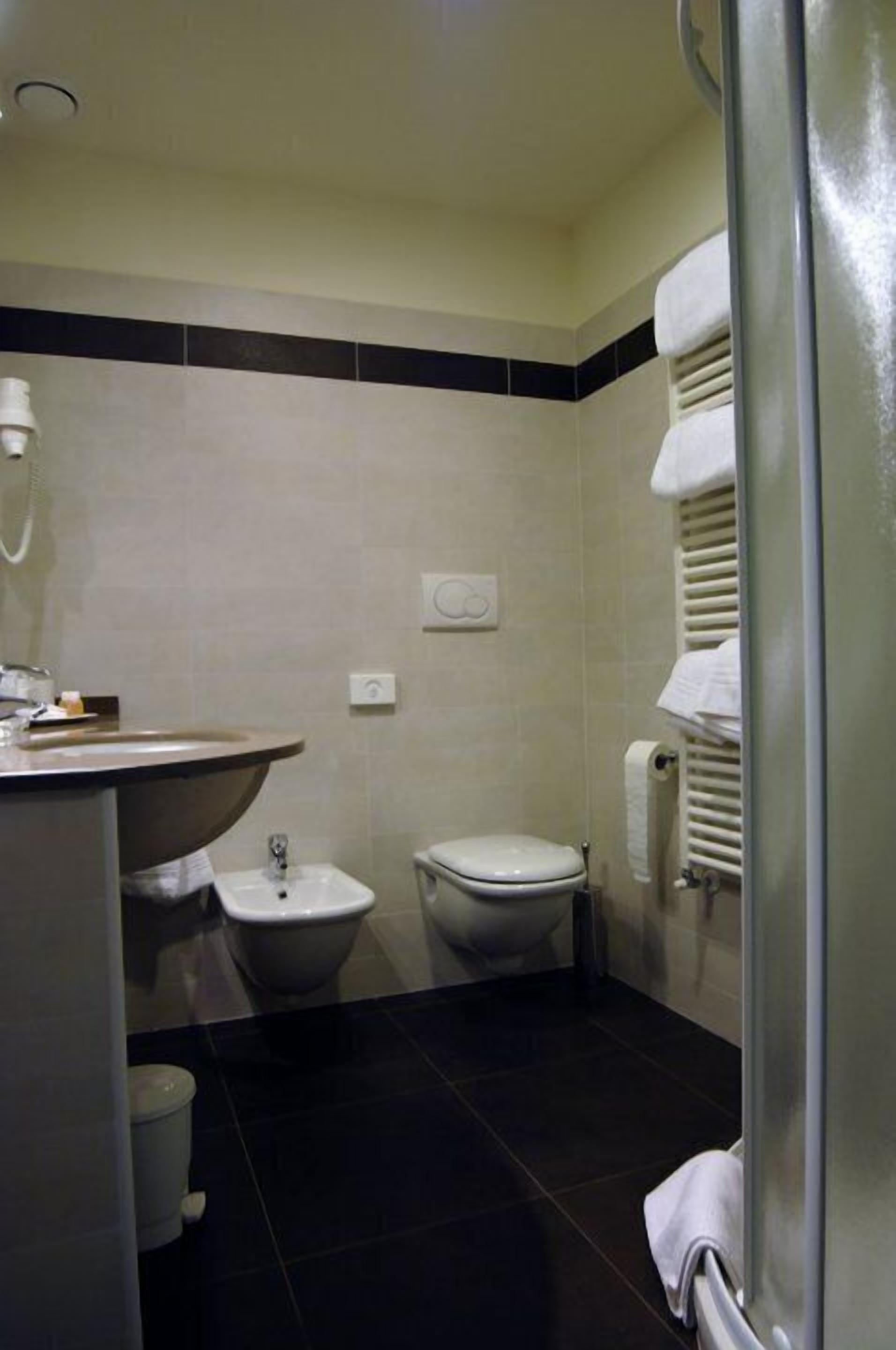Dusche, kostenlose Toilettenartikel, Haartrockner, Bidet