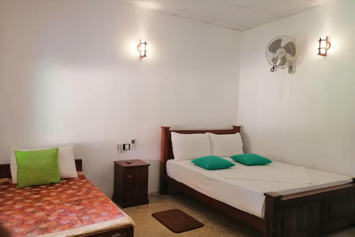 Ein Schlafzimmer mit Bett, Nachttisch und Beistelltisch.