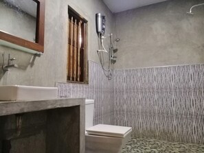 Deluxe cottage, Meerdere bedden, niet-roken | Badkamer | Een douche