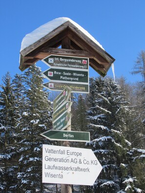 A directional signpost with multiple arrows pointing to various destinations. - Landgasthof Fuchsbau (Eßbach)