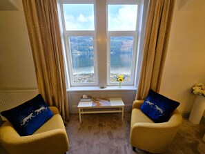 Dubbelrum - sjöutsikt (Thistle Suite - Premium Lochview) | Egyptiska bomullslakan och sängtillbehör av högsta kvalitet