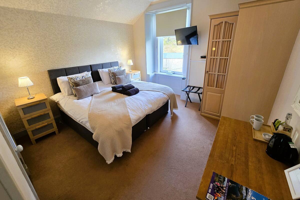 Double or Twin Room, Garden View (Rowan Suite - Side Lochview Ensuite) | Egyptian cotton sheets, premium bedding, individually decorated