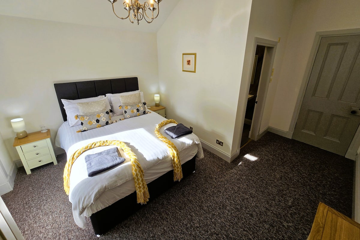 Double Room, Garden View (Alder Suite - Side Lochview Ensuite) | Egyptian cotton sheets, premium bedding, individually decorated