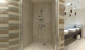 Shower, free toiletries, hair dryer, towels - Zagreb Speeka Hostel (Zagreb)