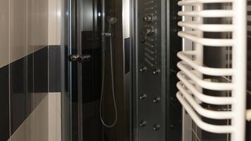 Single Room | Bathroom | Shower, hair dryer, towels