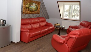 Deluxe Double Room | Living room